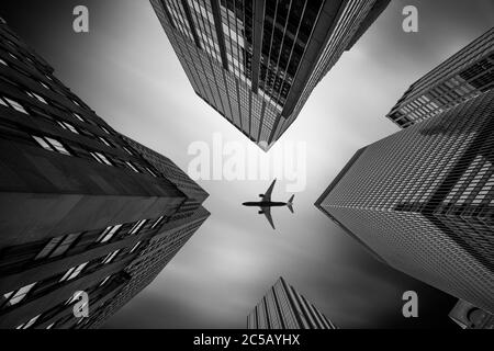 Aereo che sorvola New York con cielo a lunga esposizione. Sostituito SKY. Foto Stock