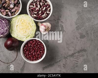 Set di verdure e fagioli biologici di tre tipi. Foto Stock