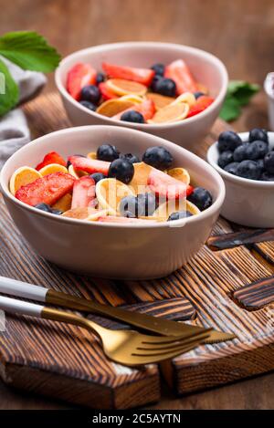 Cereali dolci e frittelle con frutti di bosco Foto Stock