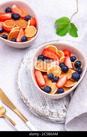 Cereali dolci e frittelle con frutti di bosco Foto Stock
