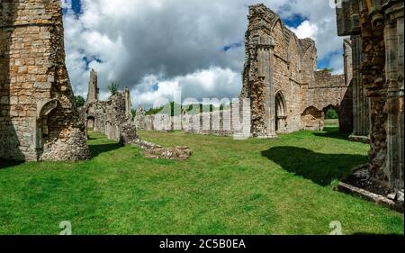 Rovine di Bayham Abbey, East Sussex, Inghilterra, Regno Unito - chiesa, capitolo casa e gatehouse Foto Stock