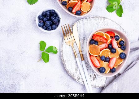 Cereali dolci e frittelle con frutti di bosco Foto Stock