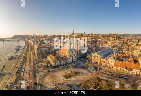 Drone aereo scatto di facciata della chiesa parrocchiale di Sant'Anna durante l'alba di Budapest Foto Stock