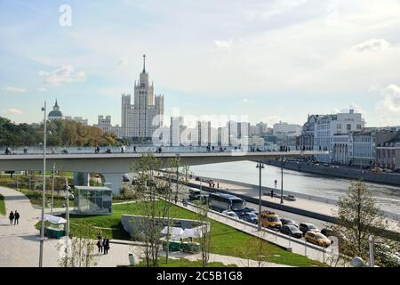 Ponte sospeso e edificio Kotelnicheskaya Embankment dal parco Zaryadye Foto Stock