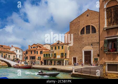 Vista su Piazza campo San Pantalon dal canale Rio CA Foscari nel centro storico di Venezia Foto Stock