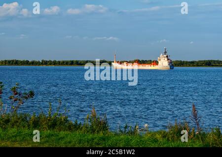 Petroliera 'Yara gas II' sul fiume Elba vicino a Twielenfleth, distretto di Stade, bassa Sassonia, Germania Foto Stock