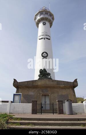 Il faro J.C.J. van Speijk (1833) è un antico faro bianco olandese sulla costa del Mare del Nord, nel villaggio di Egmond aan Zee. Egmond aan Zee, Paesi Bassi Foto Stock