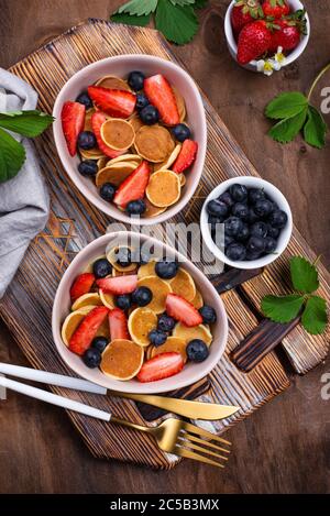 Cereali dolci e frittelle con frutti di bosco Foto Stock
