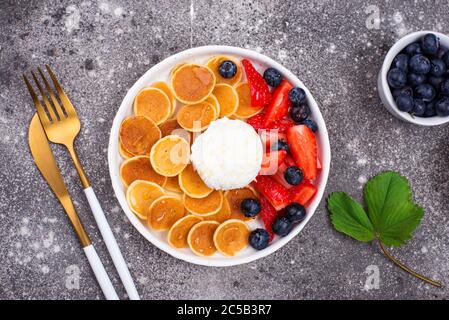 Cereali dolci e frittelle con frutti di bosco Foto Stock
