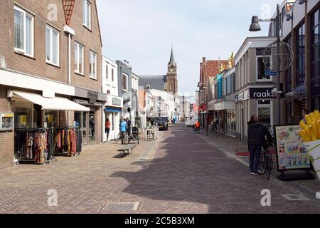 Via dello shopping, chiesa nel villaggio olandese di Egmond aan Zee. Persone, non affollate a causa del virus corona. Paesi Bassi, 10 aprile 2020. Foto Stock