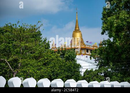 La famosa cupola del Wat Saket (o Monte d'Oro) - Bangkok, Thailandia. Foto Stock
