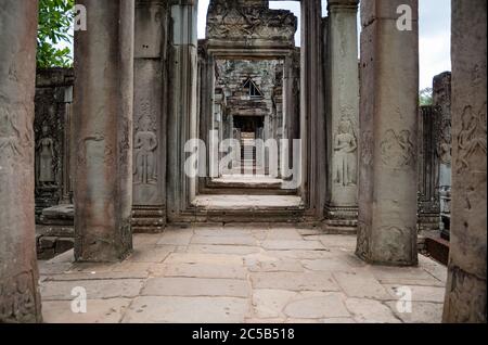 Vista prospettica sui bassorilievi di Angkor Thom, Siem Reap, Cambogia. Foto Stock