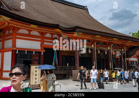 Persone che visitano il Santuario di Yasaka Jinja (quartiere di Gion). Kyoto, Giappone. Foto Stock