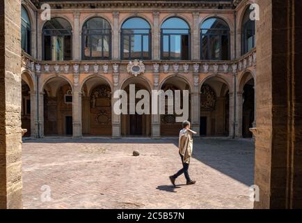 Vista sul cortile centrale dell'Archiginnasio di Bologna: Uno degli edifici più importanti della città. Bologna, Italia. Foto Stock