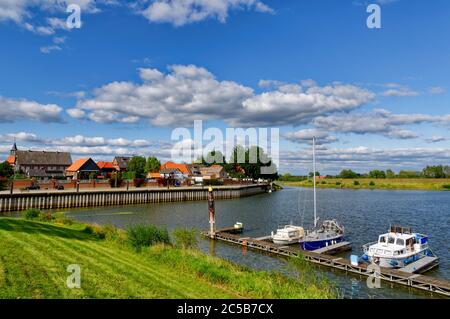 Schnackenburg sul fiume Elba: Vista sul porto, quartiere Lüchow-Dannenberg, bassa Sassonia, Germania Foto Stock