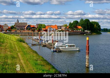 Schnackenburg sul fiume Elba: Vista sul porto, quartiere Lüchow-Dannenberg, bassa Sassonia, Germania Foto Stock