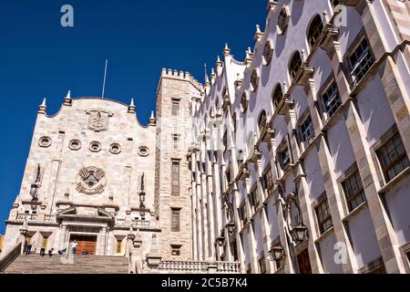 I 133 gradini che conducono all'ingresso principale dell'Università di Guanajuato nel centro storico di Guanajuato, Guanajuato, Messico. Foto Stock