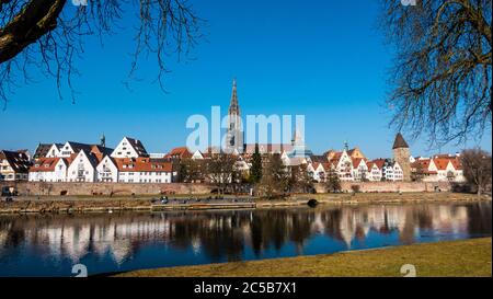 Foto panoramica della famosa cattedrale della città tedesca di Ulm Foto Stock