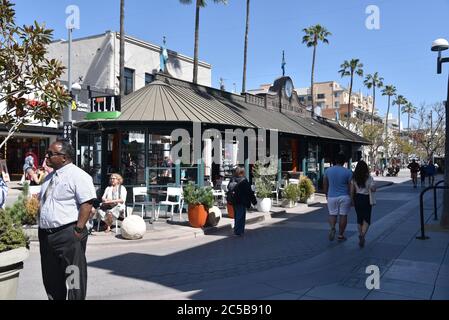 Santa Monica, CA/USA - 11 aprile 2019: La famosa Third Street Promenade a Santa Monica in una bella giornata estiva Foto Stock