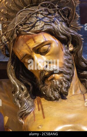 BARCELLONA, SPAGNA - 5 MARZO 2020: Il dettaglio della statua scolpita di Gesù sulla croce nella chiesa di Esclésia de la Concepció dal 20. Foto Stock