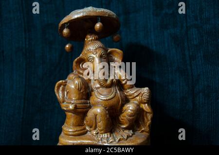 pezzo forte di legno fatto da ganesha da tribù del bengala Foto Stock