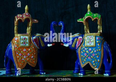 Rajasthani Artigianato pesante lavoro fatto a mano Ambabari Elephant Sawari di King Lucky fascino multicolore con finitura pulita Foto Stock