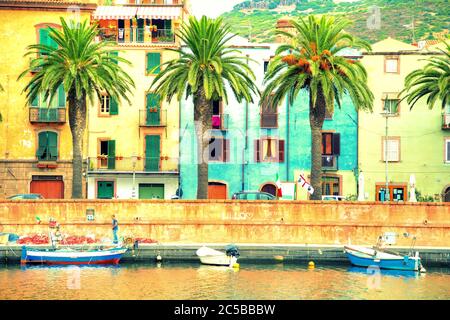 Vista del fiume, la cittadina di Bosa e la vecchia fortezza sull'isola della Sardegna in Italia Foto Stock