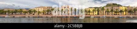 Vista panoramica sul fiume, sulla città di Bosa e sul forte antico dell'isola di Sardegna in Italia Foto Stock