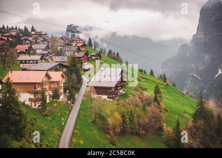 Paesaggio Panoramica aerea sul villaggio di Murren City dalla funivia, Svizzera. Vista spettacolare sulla valle con villaggio storico contro l'Alpe Svizzera Foto Stock