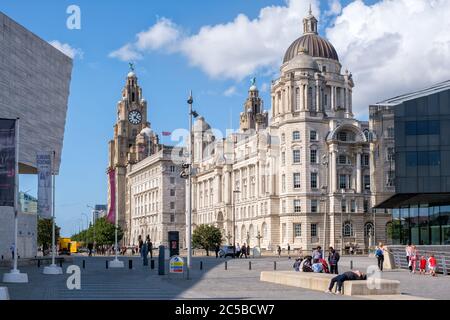 Scena di strada a Liverpool con una vista degli storici edifici Three Graces Foto Stock