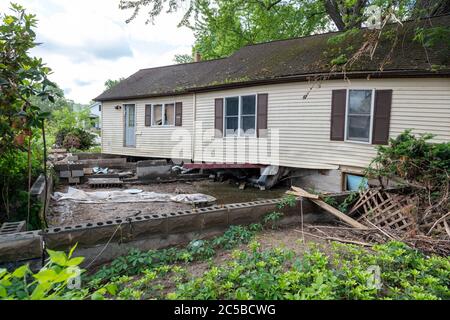 Casa fuori fondazione da inondazioni, Sanford, MI USA. 6-11-2020, Dam Breeched, & inondazioni 5-20-2020, di James D Coppinger/Dembinsky Photo Assoc Foto Stock