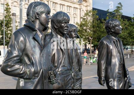 Iconiche statue in bronzo dei quattro Beatles di fronte al lungomare Mersey di Liverpool Foto Stock