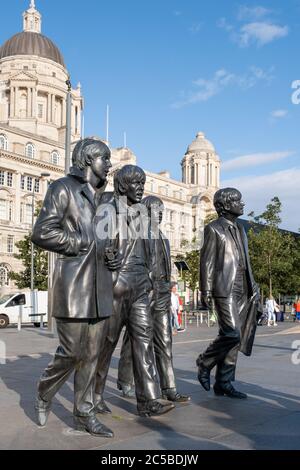 Iconiche statue in bronzo dei quattro Beatles di fronte al lungomare Mersey di Liverpool Foto Stock