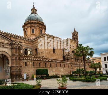 La Cattedrale di Palermo è uno dei monumenti architettonici più importanti della Sicilia; costruita nel 1184 dai Normanni su una Moschea musulmana, Sicilia, Italia Foto Stock