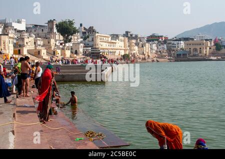 Pushkar Lake o Pushkar Sarovar è un lago sacro degli Indù si trova nella città di Pushkar, nel distretto di Ajmer, nello stato del Rajasthan Foto Stock