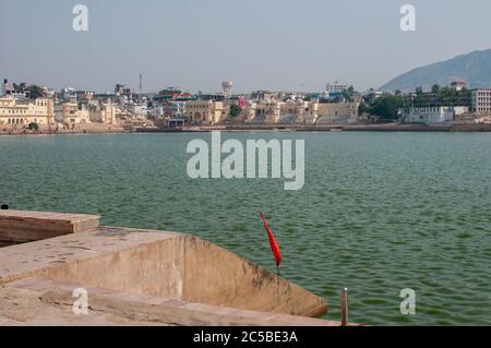 Pushkar Lake o Pushkar Sarovar è un lago sacro degli Indù si trova nella città di Pushkar, nel distretto di Ajmer, nello stato del Rajasthan Foto Stock