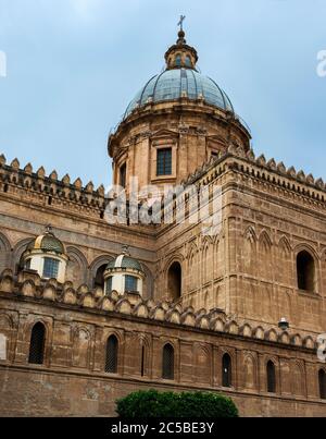 La Cattedrale di Palermo è uno dei monumenti architettonici più importanti della Sicilia; costruita nel 1184 dai Normanni su una Moschea musulmana, Sicilia, Italia Foto Stock