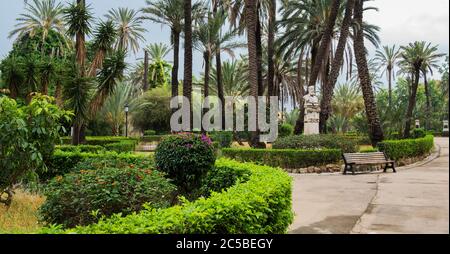 Il meraviglioso giardino e il boschetto di Villa Bonanno coprono la maggior parte di Piazza della Vittoria, Palermo, Sicilia, Italia Foto Stock