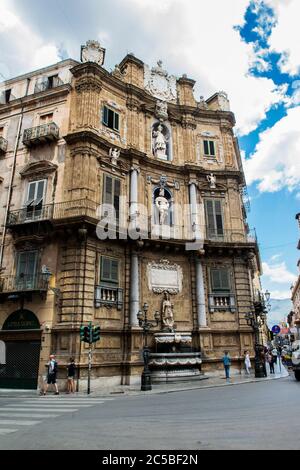 Quattro Canti - quattro angoli, ufficialmente conosciuta come Piazza Vigliena, è una piazza barocca di Palermo, Sicilia, Italia Foto Stock