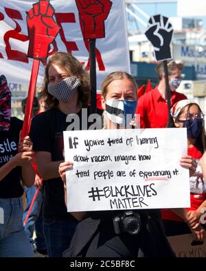Oakland, CA - 19 giugno 2020: Lavoratori al porto di Oakland si sono radunati per Juneteicentee e chiedono la riforma della polizia. Migliaia di persone hanno marciato per le strade o Foto Stock