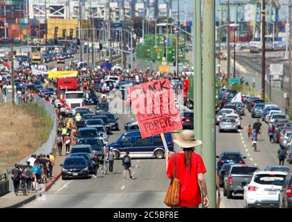 Oakland, CA - 19 giugno 2020: Lavoratori al porto di Oakland si sono radunati per Juneteicentee e chiedono la riforma della polizia. Migliaia di persone hanno marciato per le strade o Foto Stock