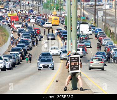 Oakland, CA - 19 giugno 2020: Lavoratori al porto di Oakland si sono radunati per Juneteicentee e chiedono la riforma della polizia. Migliaia di persone hanno marciato per le strade o Foto Stock
