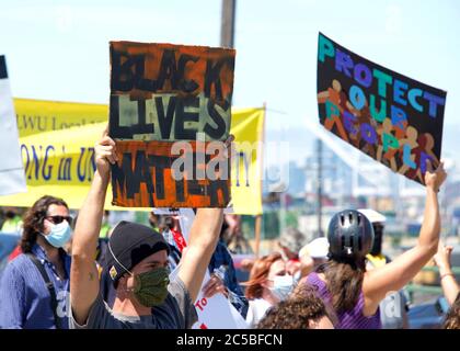 Oakland, CA - 19 giugno 2020: Lavoratori al porto di Oakland si sono radunati per Juneteicentee e chiedono la riforma della polizia. Migliaia di persone hanno marciato per le strade o Foto Stock