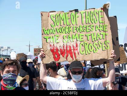Oakland, CA - 19 giugno 2020: Lavoratori al porto di Oakland si sono radunati per Juneteicentee e chiedono la riforma della polizia. Migliaia di persone hanno marciato per le strade o Foto Stock