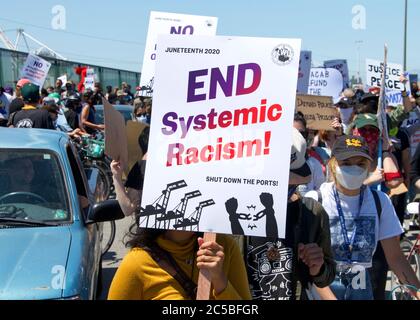 Oakland, CA - 19 giugno 2020: Lavoratori al porto di Oakland si sono radunati per Juneteicentee e chiedono la riforma della polizia. Migliaia di persone hanno marciato per le strade o Foto Stock