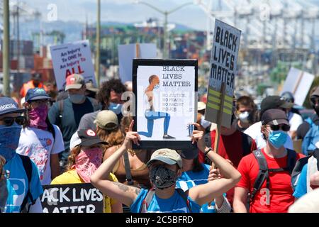 Oakland, CA - 19 giugno 2020: Lavoratori al porto di Oakland si sono radunati per Juneteicentee e chiedono la riforma della polizia. Migliaia di persone hanno marciato per le strade o Foto Stock