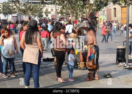 CITTÀ DEL MESSICO, MESSICO - Febbraio / 05 / 2017 lo sciamano messicano che fa rituale per strada, contro gli spiriti malvagi Foto Stock