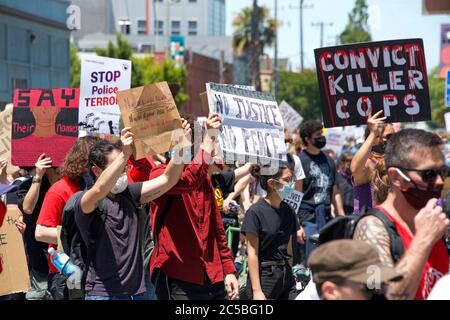 Oakland, CA - 19 giugno 2020: Lavoratori al porto di Oakland si sono radunati per Juneteicentee e chiedono la riforma della polizia. Migliaia di persone hanno marciato per le strade o Foto Stock