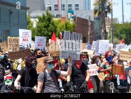 Oakland, CA - 19 giugno 2020: Lavoratori al porto di Oakland si sono radunati per Juneteicentee e chiedono la riforma della polizia. Migliaia di persone hanno marciato per le strade o Foto Stock