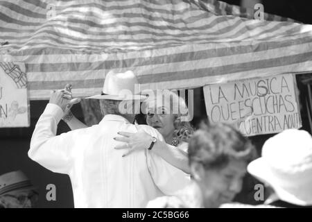 CITTÀ DEL MESSICO, MESSICO - Settembre / 22 / 2018 bella e misteriosa donna messicana danzare danzon Foto Stock